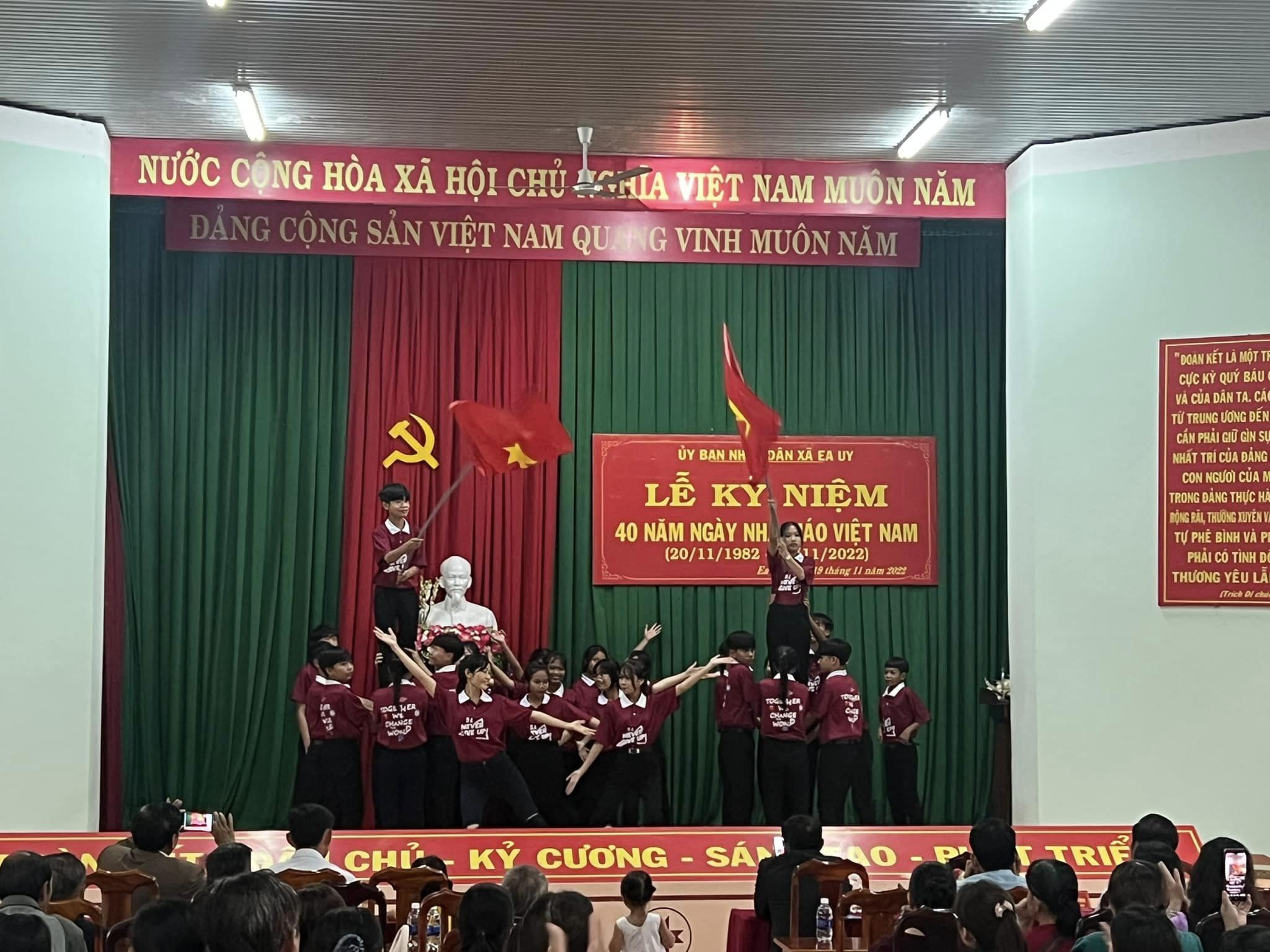 Xã Ea Uy long trọng tổ chức Lễ kỷ niệm 40 năm ngày Nhà giáo Việt Nam